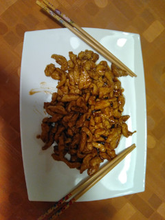 Una foto de Pollo caramelizado con Soja estilo sumo