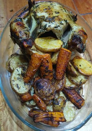 Una foto de Pollo al spiedo en estragón y mostaza, papas, zanahorias asadas
