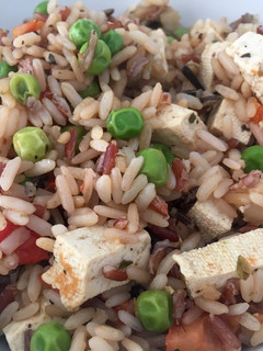 Una foto de Arroz salvaje con tofu y verduras variadas