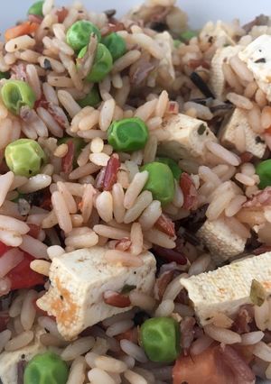 Foto principal de Arroz salvaje con tofu y verduras variadas
