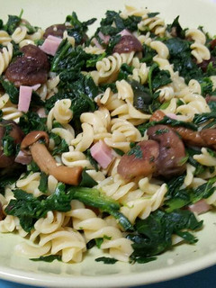Una foto de Pasta con champiñones y espinacas