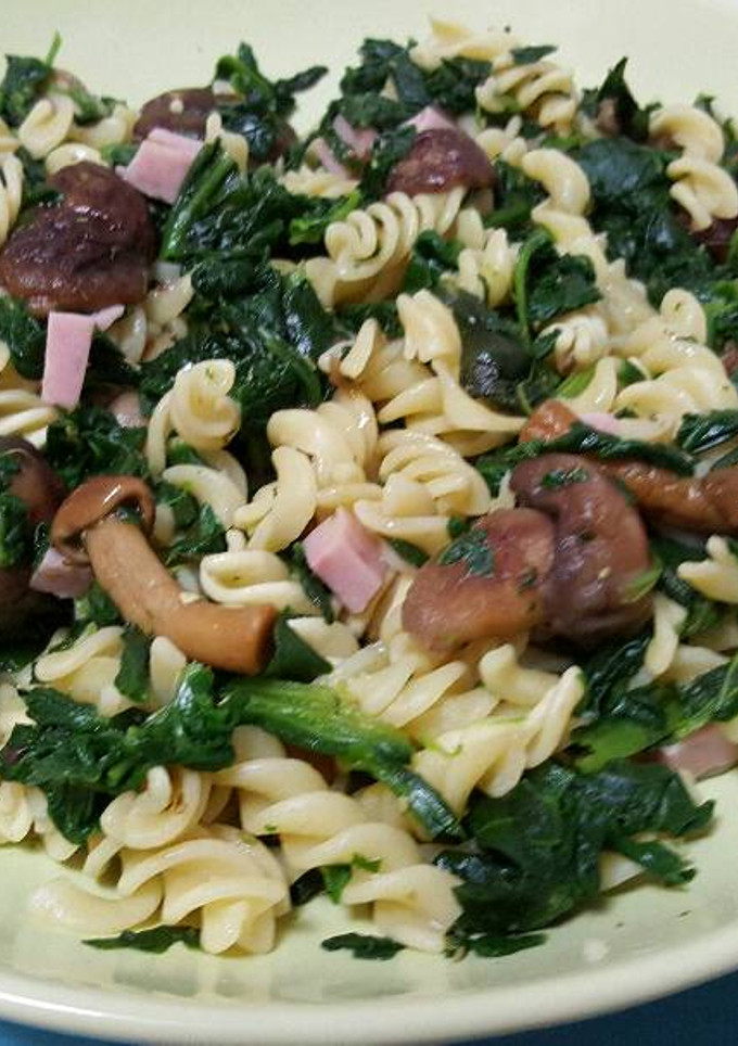 Una foto de Pasta con champiñones y espinacas