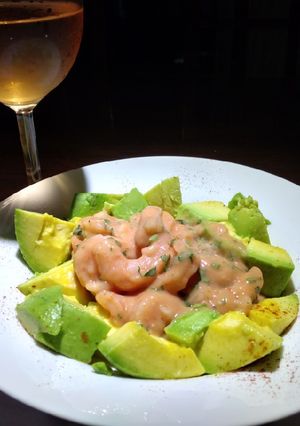 Una foto de Ceviche de camarones con aguacate (palta)