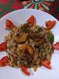 Mie tiaw goreng dengan udang(Fried tiaw noodles with prawns)