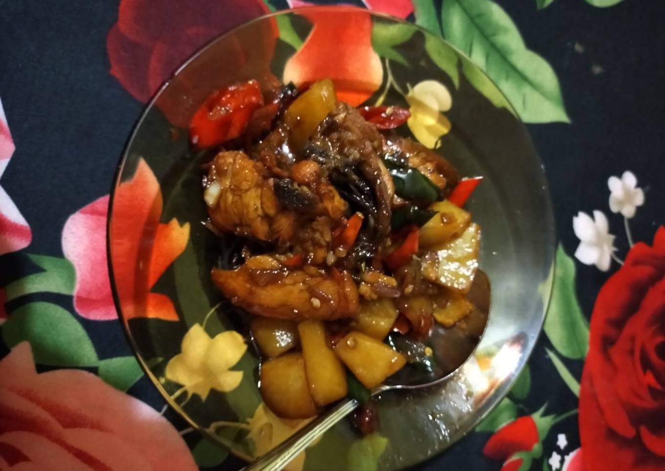 1. Tumis ayam goreng kentang kecap pedas