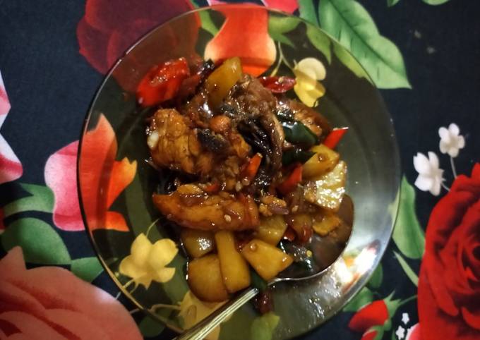 Cara Membuat 1. Tumis ayam goreng kentang kecap pedas (Resep anak kos) Enak Terbaru
