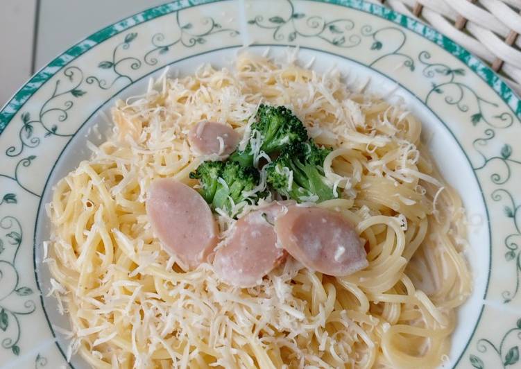 Spaghetti Carbonara dengan Brokoli dan Sosis