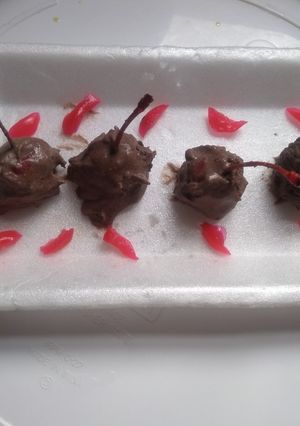 चेरी चोको बॉल्स (Cherry choco balls recipe in hindi) रेसिपी मुख्य फोटो