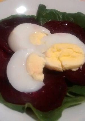 Una foto de Ensalada de remolacha y huevos