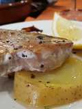 Filete de Atún a la plancha sobre cama de Patata al Vapor