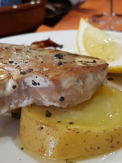 Una foto de Filete de Atún a la plancha sobre cama de Patata al Vapor