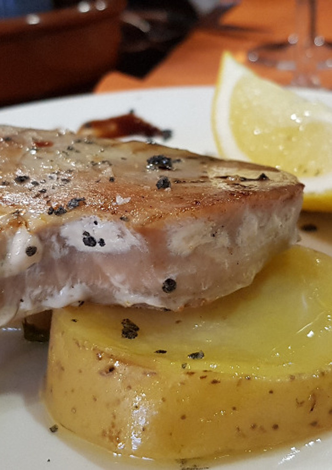 Una foto de Filete de Atún a la plancha sobre cama de Patata al Vapor