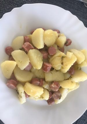 Una foto de Cuando no tengo gana de cocinar: papas y salchichas