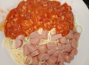 Hình của món Mì spaghetti thịt bằm + xúc xích.