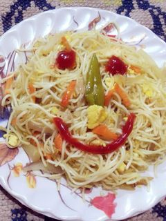 স্মাইলি এগ চাউমিন রেসিপির প্রধান ছবি