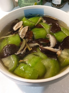 電鍋香菇木耳絲瓜湯 的食譜成品照片