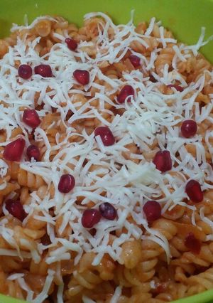 चीज़ी शेज़वान पास्ता (cheesy schezwan pasta recipe in Hindi) रेसिपी मुख्य फोटो