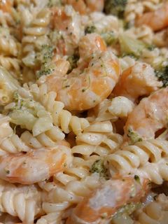 Une photo de Crevettes 🍤 sautées, pâtes et brocolis