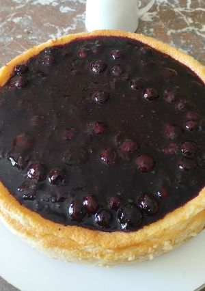 Una foto de Cheese cake con reducción de arándanos