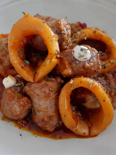 Una foto de Cazuela de butifarra y calamares con pimiento escalivado