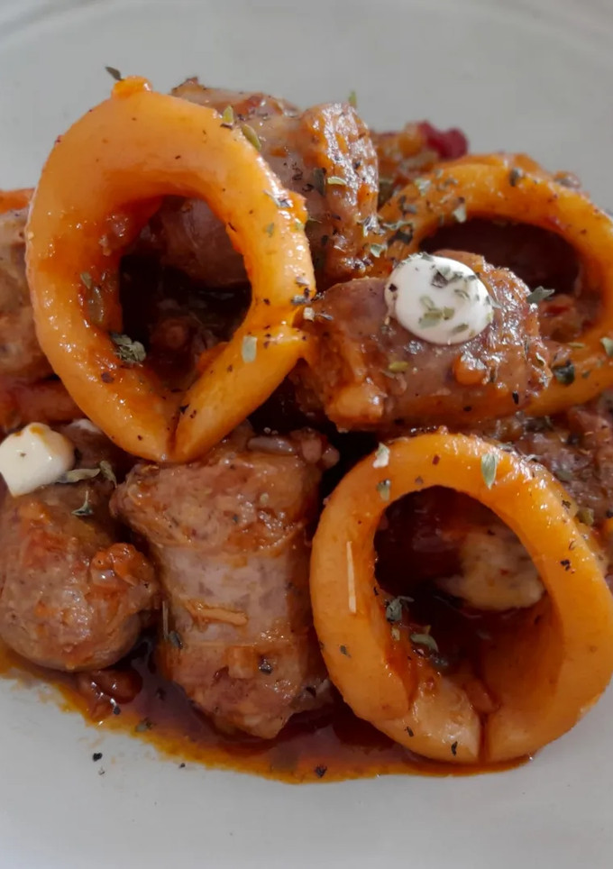 Una foto de Cazuela de butifarra y calamares con pimiento escalivado