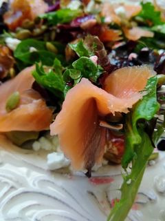 【美式簡易5分鐘】燻鮭魚沙拉 的食譜成品照片