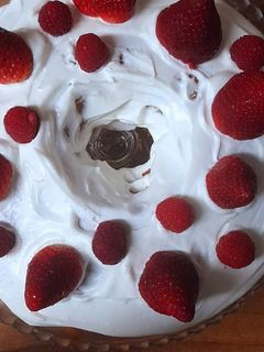 Foto de Bolo de Limão com Chantilly e Morangos