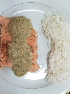 Una foto de Trucha asalmonada con salsa de eneldo