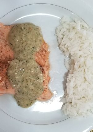 Una foto de Trucha asalmonada con salsa de eneldo