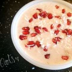 A picture of Pomogrante Oats with coconut and milk😄😍.
