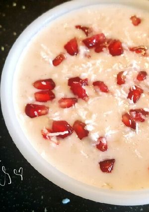 A picture of Pomogrante Oats with coconut and milk😄😍.