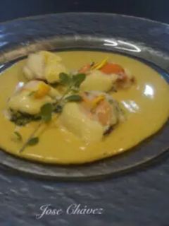 Una foto de Mejillones gratinados sobre velouté de cava