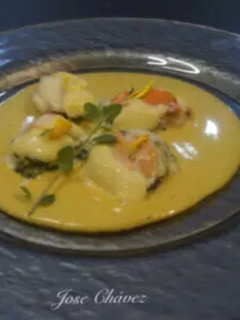 Una foto de Mejillones gratinados sobre velouté de cava