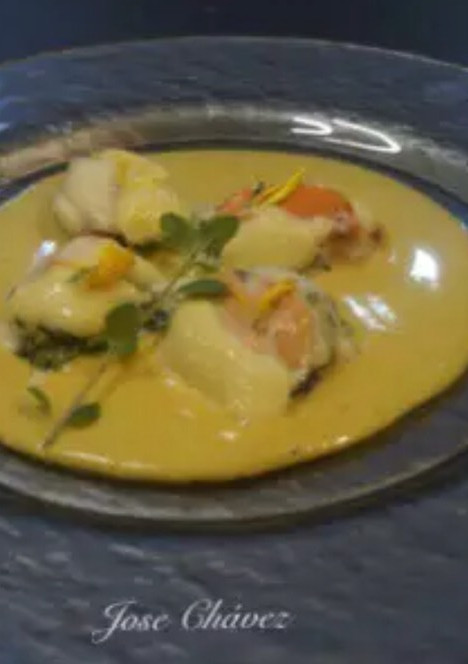 Una foto de Mejillones gratinados sobre velouté de cava