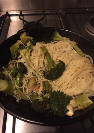 Una foto de Fideos con brócoli y ajo