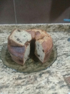 Una foto de Torta húmeda de bananas, pasas y nueces