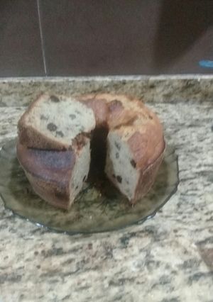 Una foto de Torta húmeda de bananas, pasas y nueces