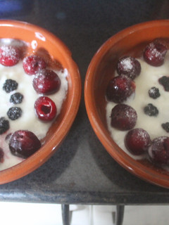 Una foto de Cerezas y moras con yogurt