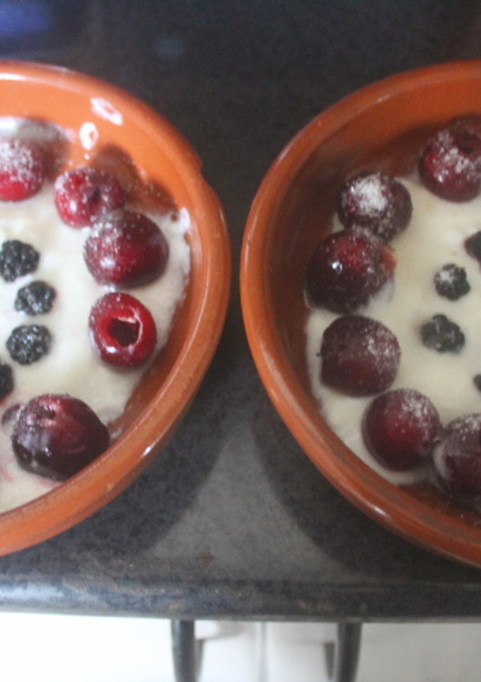 Una foto de Cerezas y moras con yogurt