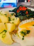 Uova con erbette campagnole e patate lesse