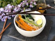 Una foto di ramen con sake
