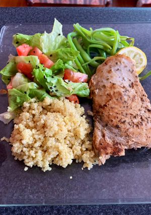 Una foto de Pescado a la plancha con quinoa