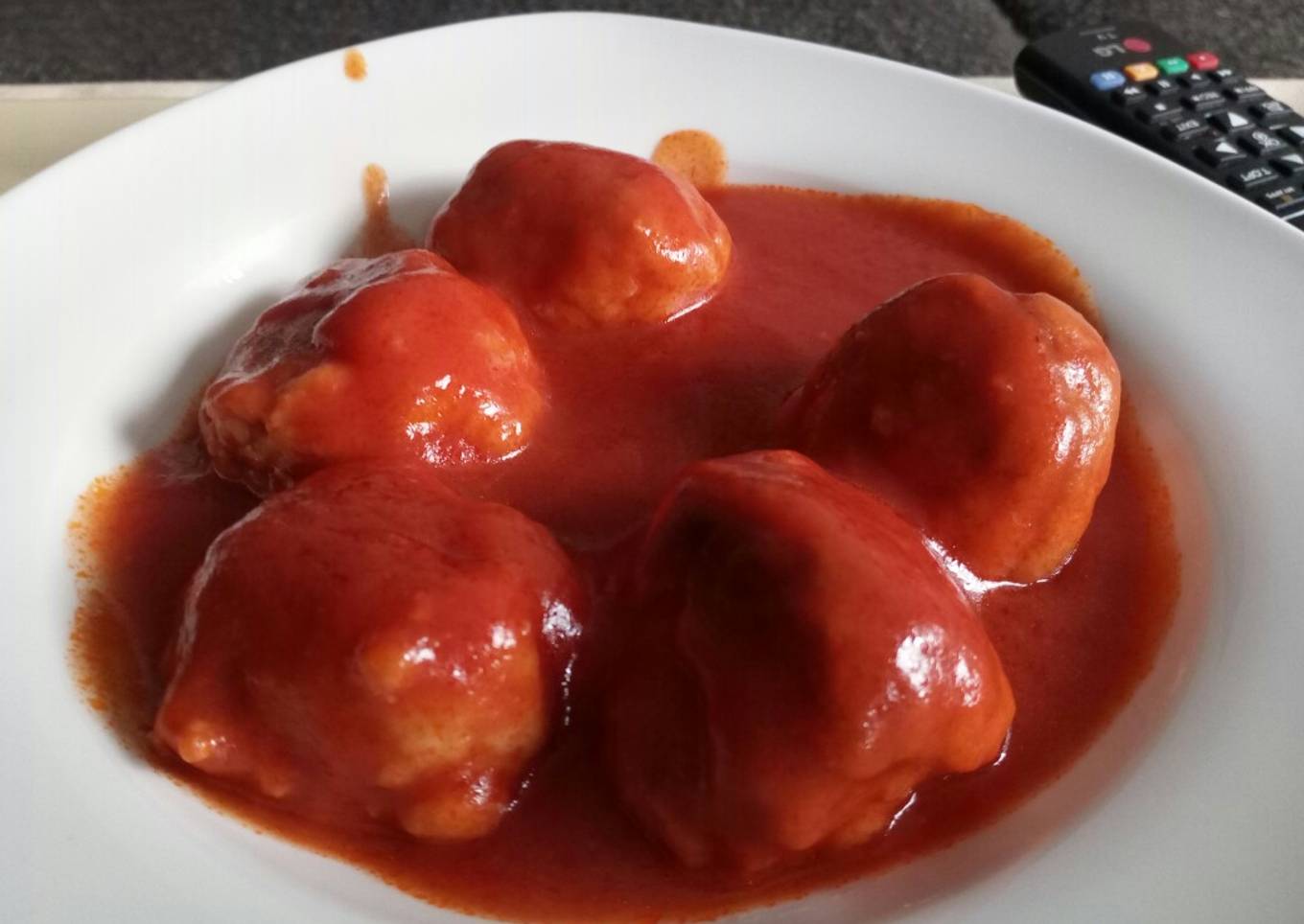 Albóndigas de atún con tomate