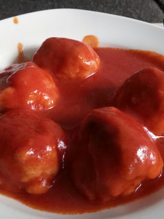 Una foto de Albóndigas de atún con tomate