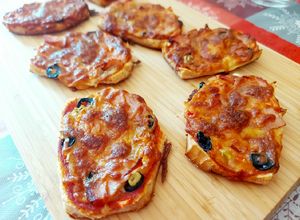 O poză a rețetei Pizza rapidă pe felii de pâine.