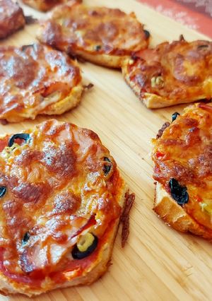 O poză a rețetei Pizza rapidă pe felii de pâine.