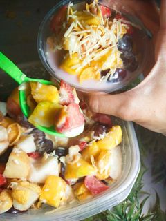 Foto resep Salad Buah Segar with Cornflakes, Cheese, Yoghurt & Mayo