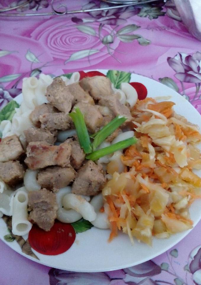 Макарони з м'ясом та свіжим салатом з болгарським перцем