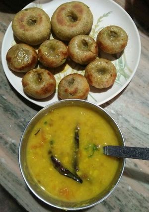 दाल और हरी मटर की बाटी (Dal aur hari matar ki bati recipe in Hindi) रेसिपी मुख्य फोटो