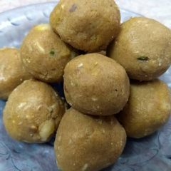 A picture of Sardi ke Aate Ke Laddu.